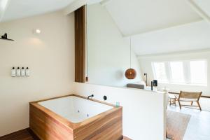 Vonios kambarys apgyvendinimo įstaigoje Van Heeckeren Apartments & Suites Nes