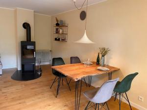 a dining room with a table and chairs and a stove at Ferienwohnung Fröschenpuhl NEU in Traben-Trarbach