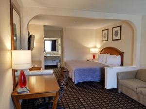 una camera d'albergo con letto e divano di Onley Inn a Onley