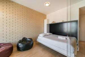 - une chambre avec un lit et un mur en verre dans l'établissement Dragon Stadium Studio w Balcony by LovelyStay, à Porto