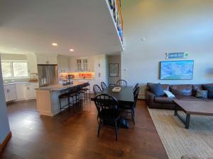 CarrollにあるC12 Homey Bretton Woods slopeside townhome for your family getaway to the White Mountainsのキッチン、リビングルーム(テーブル、ソファ付)