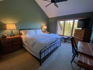 Afbeelding uit fotogalerij van C12 Homey Bretton Woods slopeside townhome for your family getaway to the White Mountains in Carroll