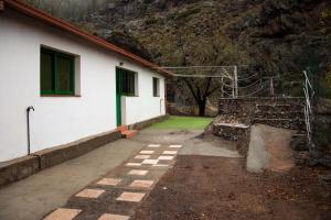 a white building with a mountain in the background at La Vuelta del Amo in Las Palmas de Gran Canaria