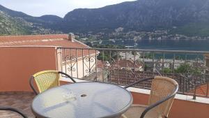 un tavolo e sedie su un balcone con vista di Apartments Krivokapic Kotor a Kotor (Cattaro)