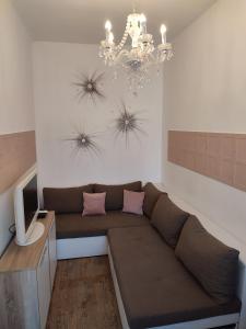 - un salon avec un canapé et un lustre dans l'établissement Barbara House, à Budapest