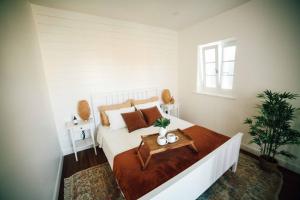 Posteľ alebo postele v izbe v ubytovaní Seafront Beach House - First Row to Sea
