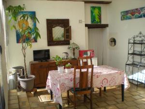 una sala da pranzo con tavolo e tavolo con sedie di LA MUSARDIERE a Auzouer-en-Touraine