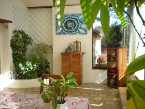 een kamer met een tafel met planten en een spiegel bij LA MUSARDIERE in Auzouer-en-Touraine
