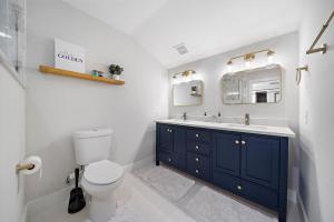 bagno con lavandino blu e servizi igienici di Blue Bungalow In Houston Heights! Walkable to Popular Bars a Houston