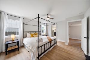 una camera con letto a baldacchino nero e finestra di Blue Bungalow In Houston Heights! Walkable to Popular Bars a Houston