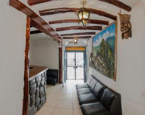 un soggiorno con un divano e un tavolo di Rituales Inn Cusco - San Blas a Cuzco