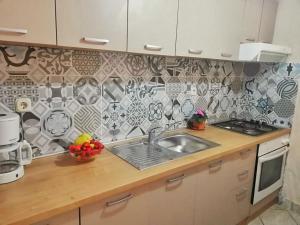 cocina con fregadero y encimera en Apartments Jakšić en Supetar