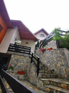 een trap voor een huis bij Casa Flandria in Sinaia