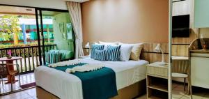 ein Schlafzimmer mit einem Bett und einem Balkon in der Unterkunft Porto de Galinhas Resort Marulhos in Porto De Galinhas + 35 Fotos