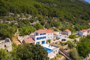 eine Luftansicht einer Villa in einem Dorf in der Unterkunft Villa Korta - Spacious House with Pool in Babino Polje