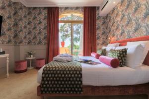 Postel nebo postele na pokoji v ubytování Hôtel Petit Palais