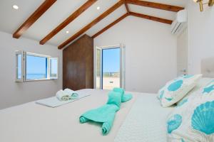 Ένα ή περισσότερα κρεβάτια σε δωμάτιο στο Villa Korta - Spacious House with Pool +35 φωτογραφίες