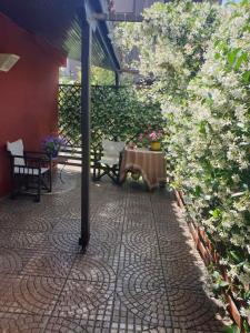 - un patio avec une table et quelques fleurs dans l'établissement SMALL COTTAGE ASTERIA, à Agria