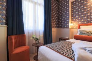 Postel nebo postele na pokoji v ubytování Hôtel Petit Palais
