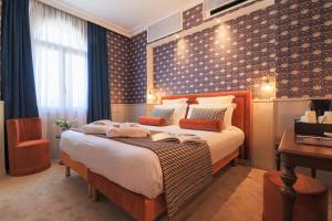 Postel nebo postele na pokoji v ubytování Hôtel Petit Palais