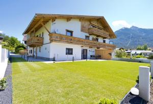 una casa en las montañas con un gran patio en Apart Walser en Seefeld in Tirol