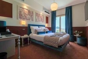Postel nebo postele na pokoji v ubytování Hôtel Petit Palais