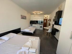 Postel nebo postele na pokoji v ubytování MM Complex Dimitrovi + 41 fotografií