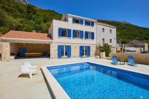 Πισίνα στο ή κοντά στο Villa Korta - Spacious House with Pool