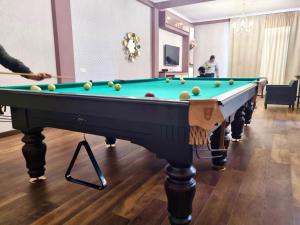 Biliár nebo kulečník v ubytování Laguna Beach Club Bazaleti Lake