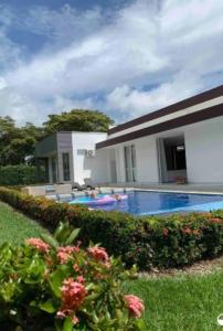 Бассейн в Casa Campestre para Familias Cerca a Villavicencio или поблизости
