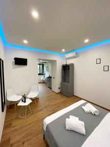 ポッツオーリにあるPozzuoli B&B exSoferのベッドルーム1室(ベッド1台、青い照明付)