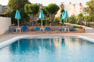 Bazén v ubytování Amaryllis front beach hotel nebo v jeho okolí