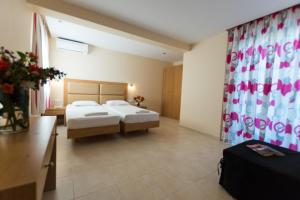Postel nebo postele na pokoji v ubytování Amaryllis front beach hotel