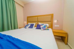 Postel nebo postele na pokoji v ubytování Amaryllis front beach hotel