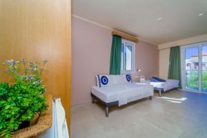 Postel nebo postele na pokoji v ubytování Amaryllis front beach hotel