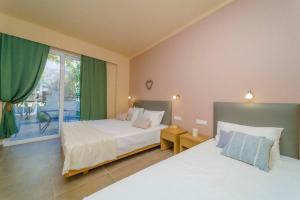 Postel nebo postele na pokoji v ubytování Amaryllis front beach hotel