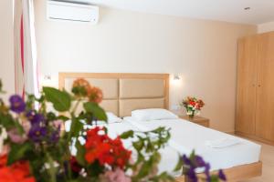 Postel nebo postele na pokoji v ubytování Amaryllis front beach hotel