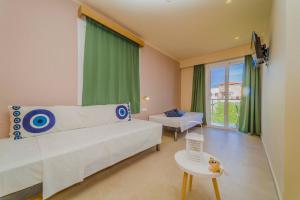 Postel nebo postele na pokoji v ubytování Amaryllis front beach hotel
