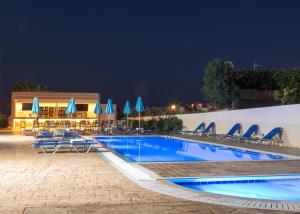 Bazén v ubytování Amaryllis front beach hotel nebo v jeho okolí