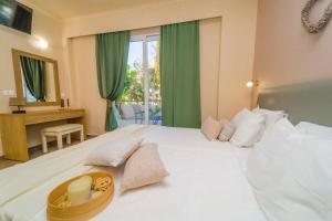 Postel nebo postele na pokoji v ubytování Amaryllis front beach hotel