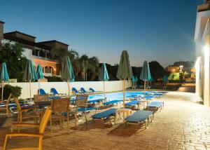 Bazén v ubytování Amaryllis front beach hotel nebo v jeho okolí