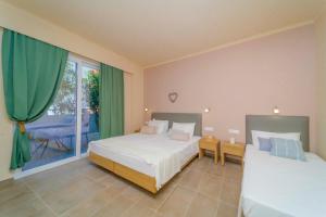 Postel nebo postele na pokoji v ubytování Amaryllis front beach hotel