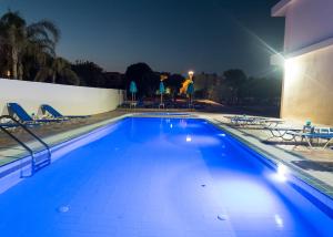 Bazén v ubytování Amaryllis front beach hotel nebo v jeho okolí