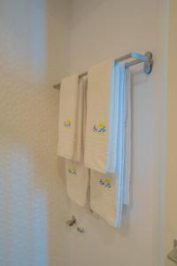 een badkamer met handdoeken aan een handdoekenrek bij Bel Air Mamaia Nord -Apartament Delux in Mamaia