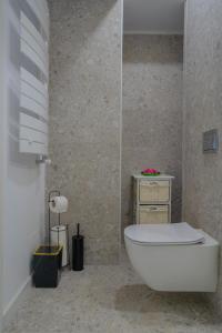 a bathroom with a white tub and a sink at Bel Air Mamaia Nord Complex - Apartament Delux in Mamaia