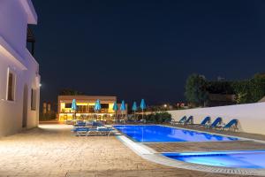 Bazén v ubytování Amaryllis front beach hotel nebo v jeho okolí
