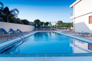 Bazén v ubytování Amaryllis front beach hotel nebo v jeho okolí