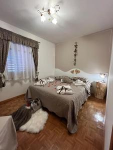 una camera con letto e lampadario a braccio di B&B Stella Al Pina a Tezze