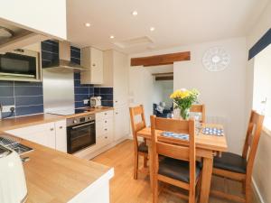 Kuchyň nebo kuchyňský kout v ubytování Honeysuckle Cottage