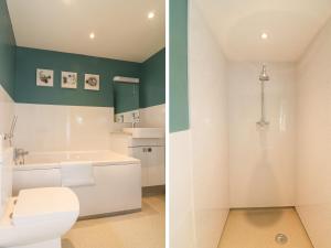 Koupelna v ubytování Honeysuckle Cottage + 14 fotografií